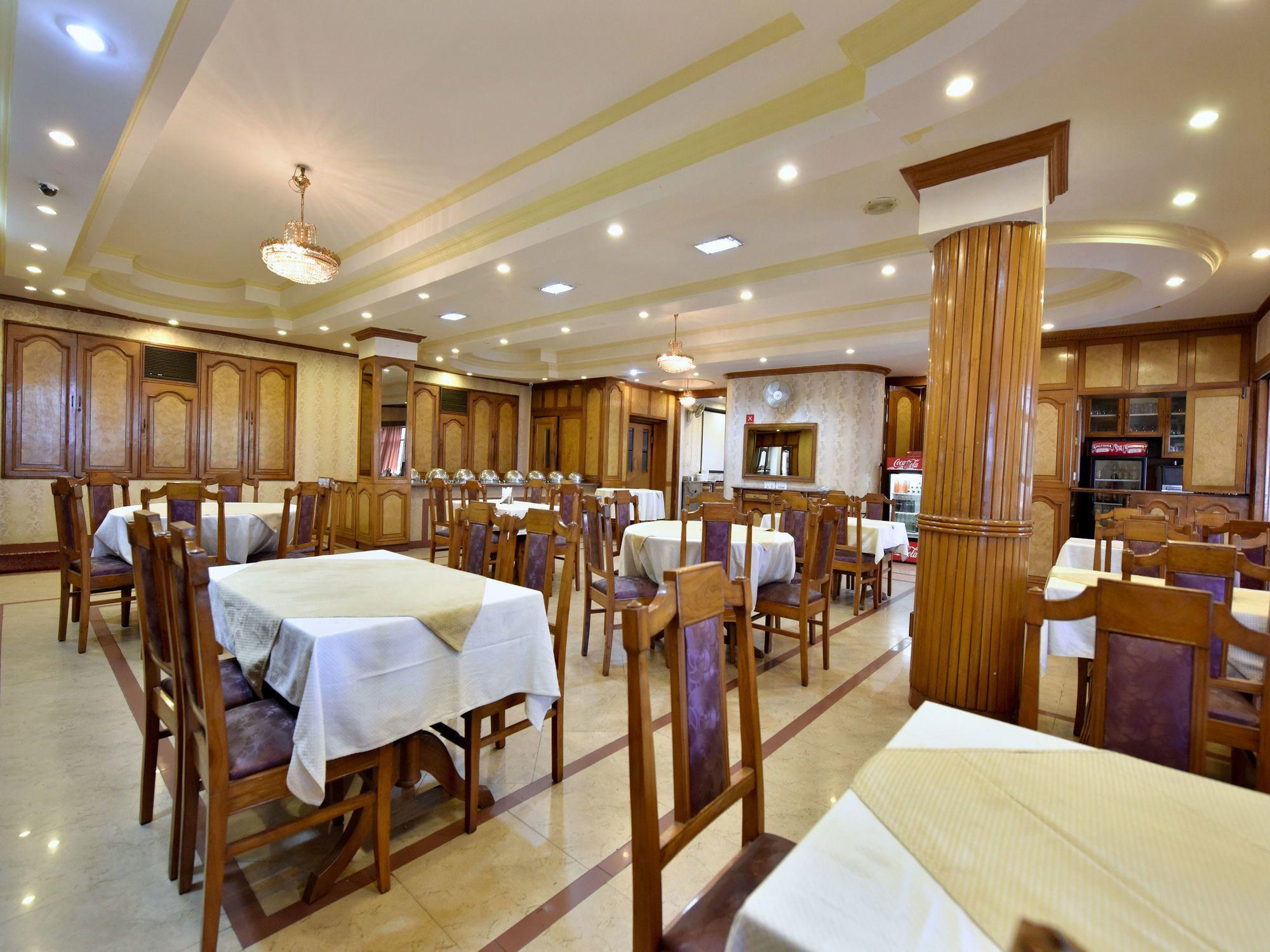 Oyo 14098 R R Homes Hotel 3*
