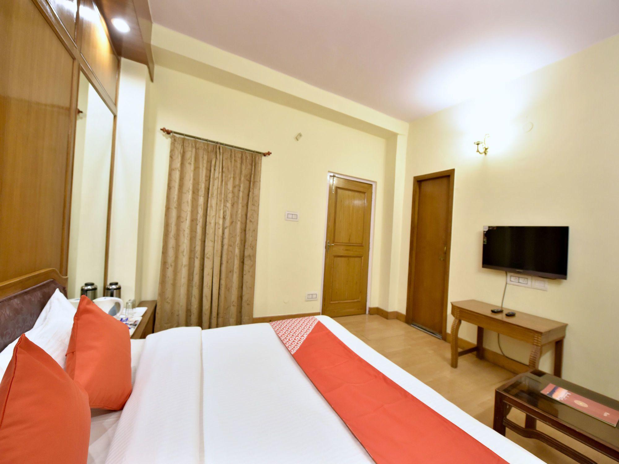 Oyo 14098 R R Homes Hotel Gurgaon