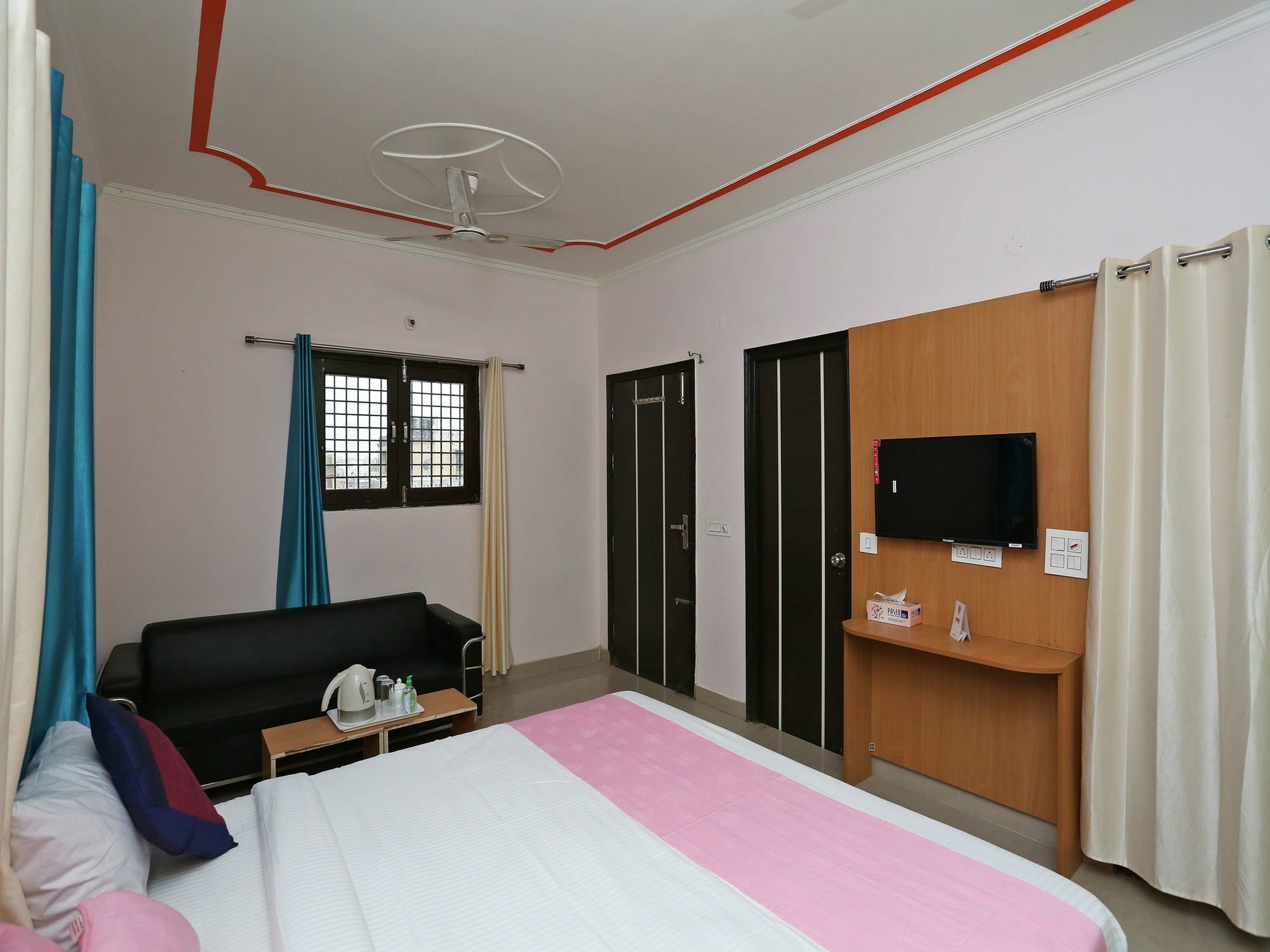 Oyo 14098 R R Homes Hotel