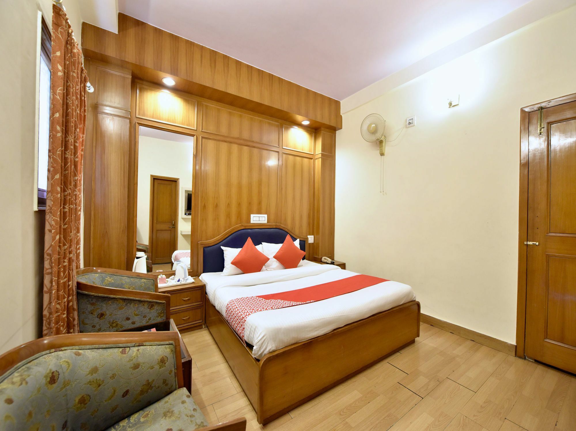 Oyo 14098 R R Homes Hotel 3*