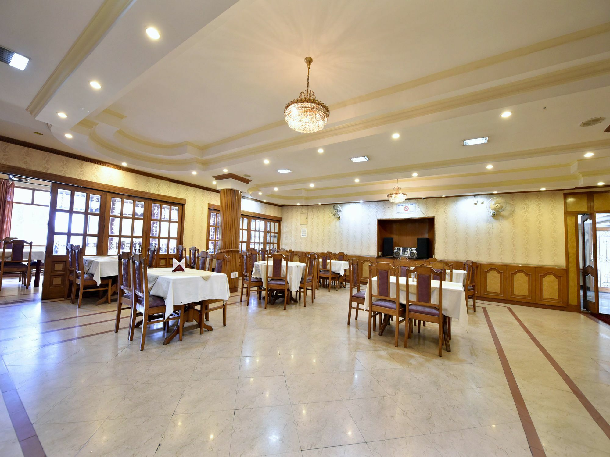 Hotel Oyo 14098 R R Homes 3*