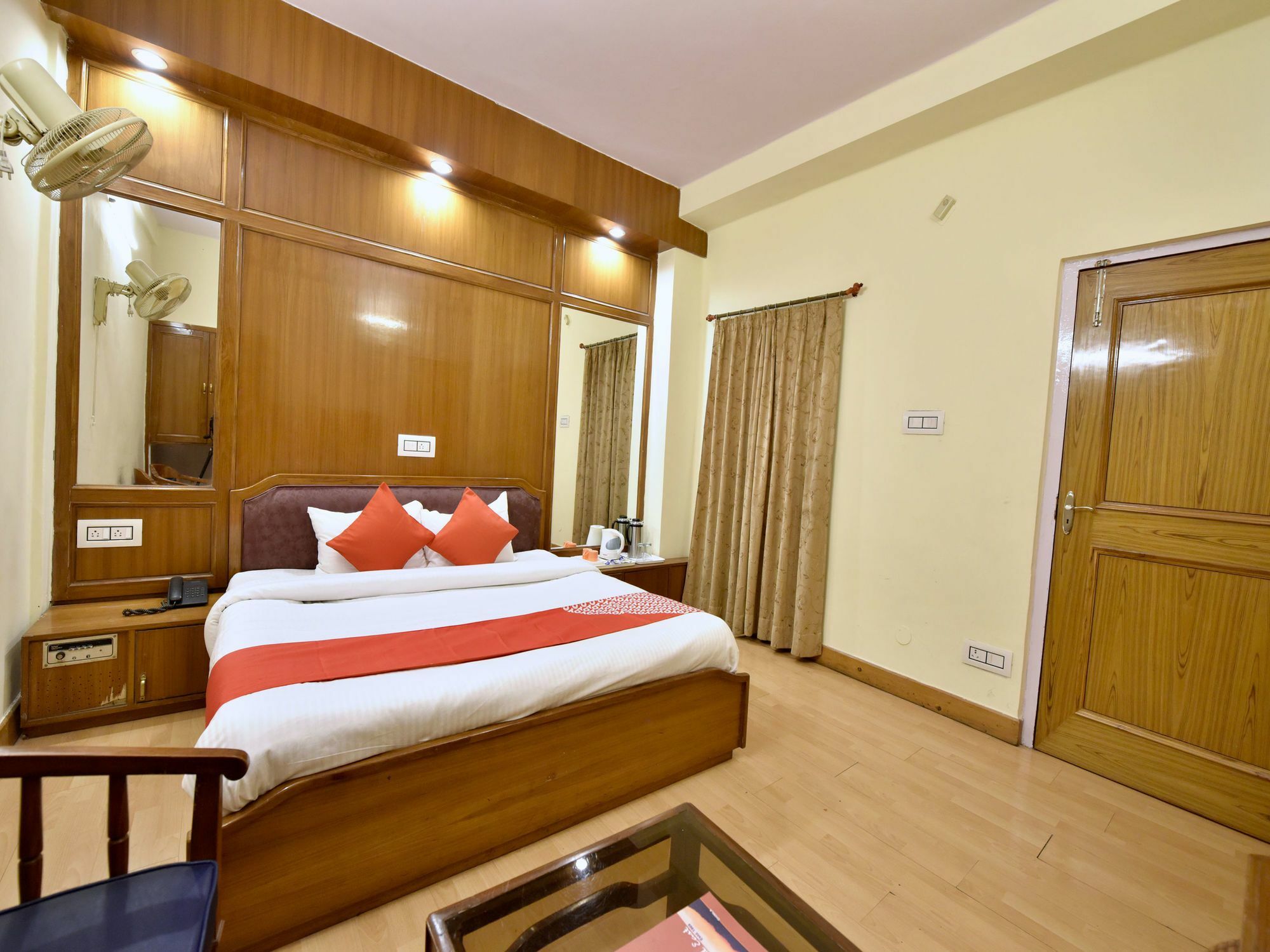 Oyo 14098 R R Homes Hotel 3*