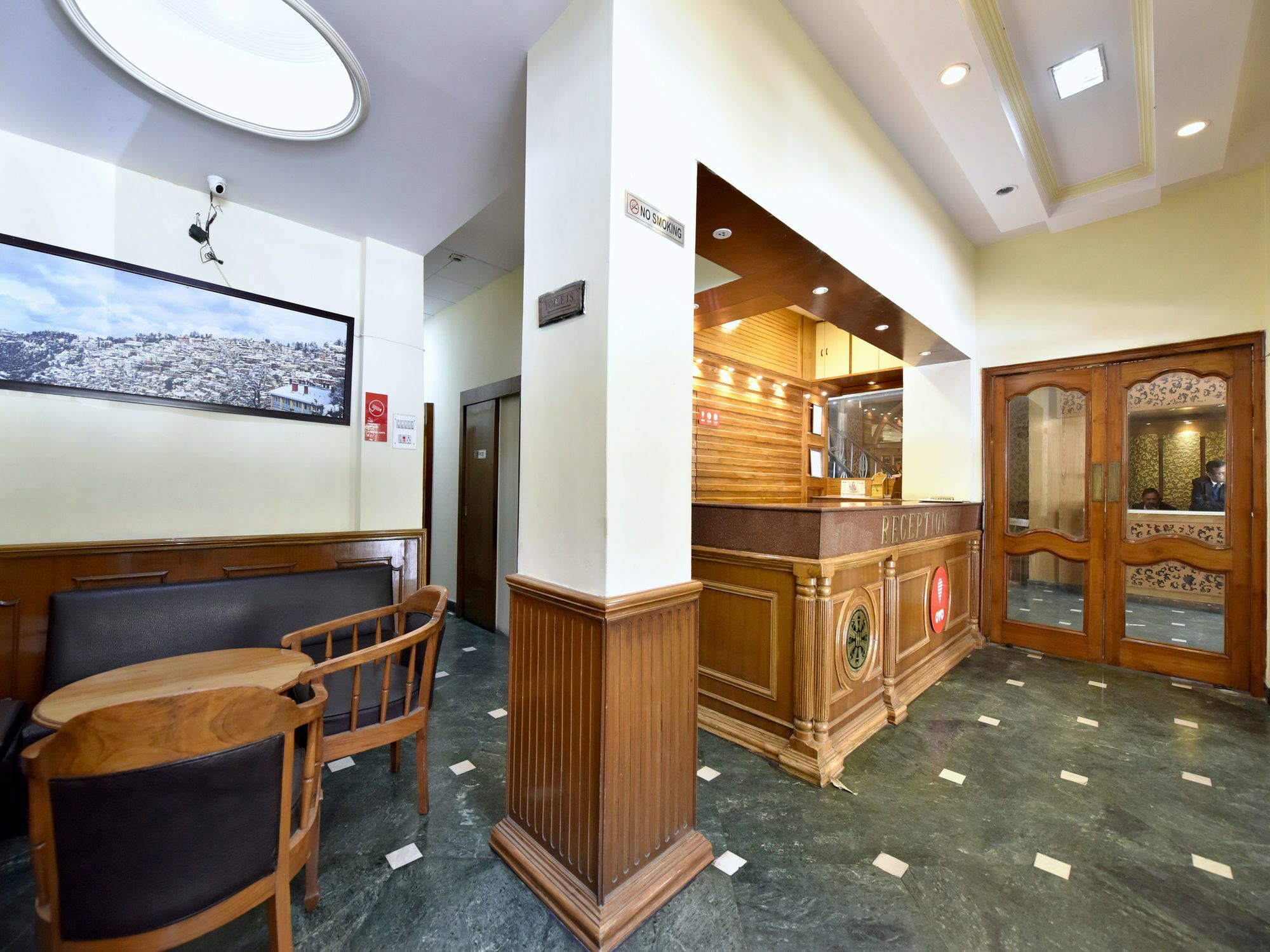Hotel Oyo 14098 R R Homes 3*