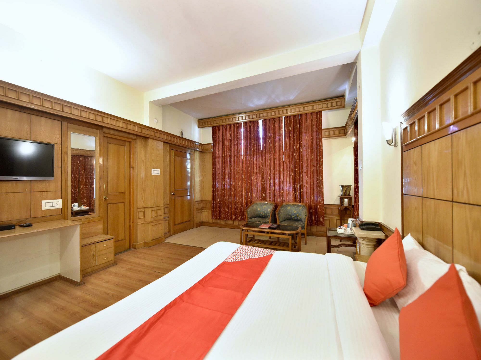 Hotel Oyo 14098 R R Homes 3*