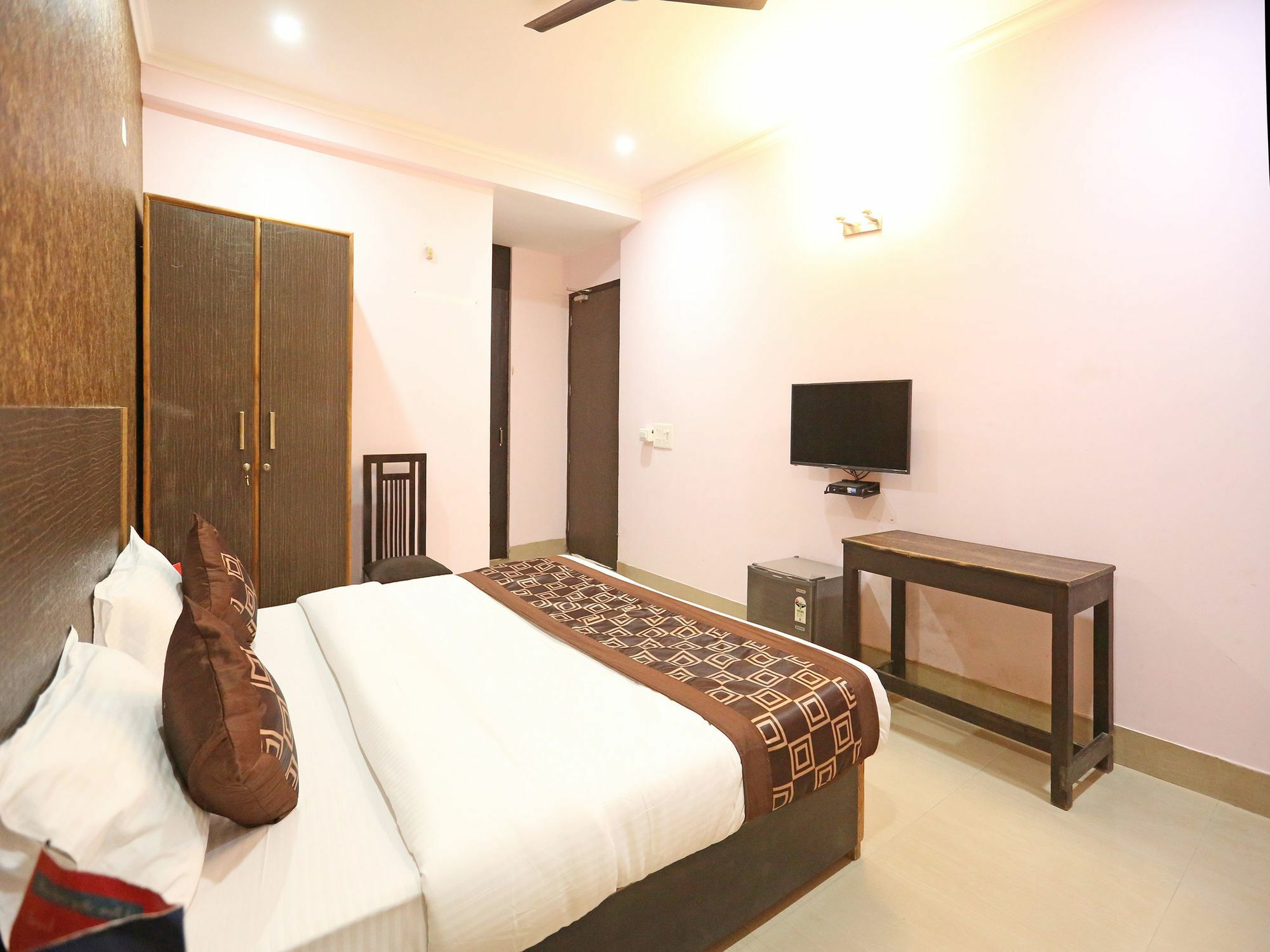 Oyo 9587 The Royal Crowne Hotel Gurgaon