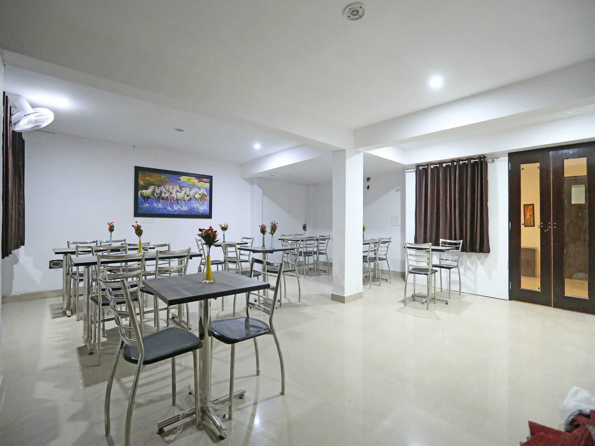 Oyo 9587 The Royal Crowne Hotel 3*