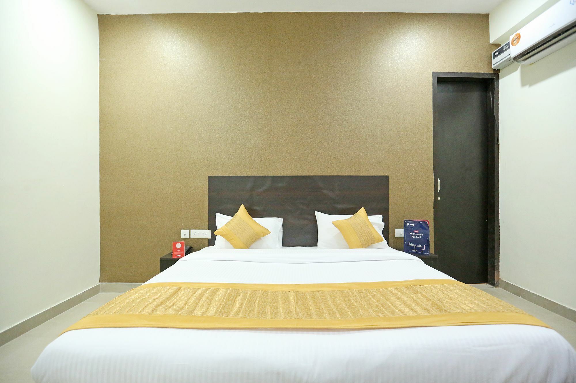 Hotel Oyo 9587 The Royal Crowne 3*