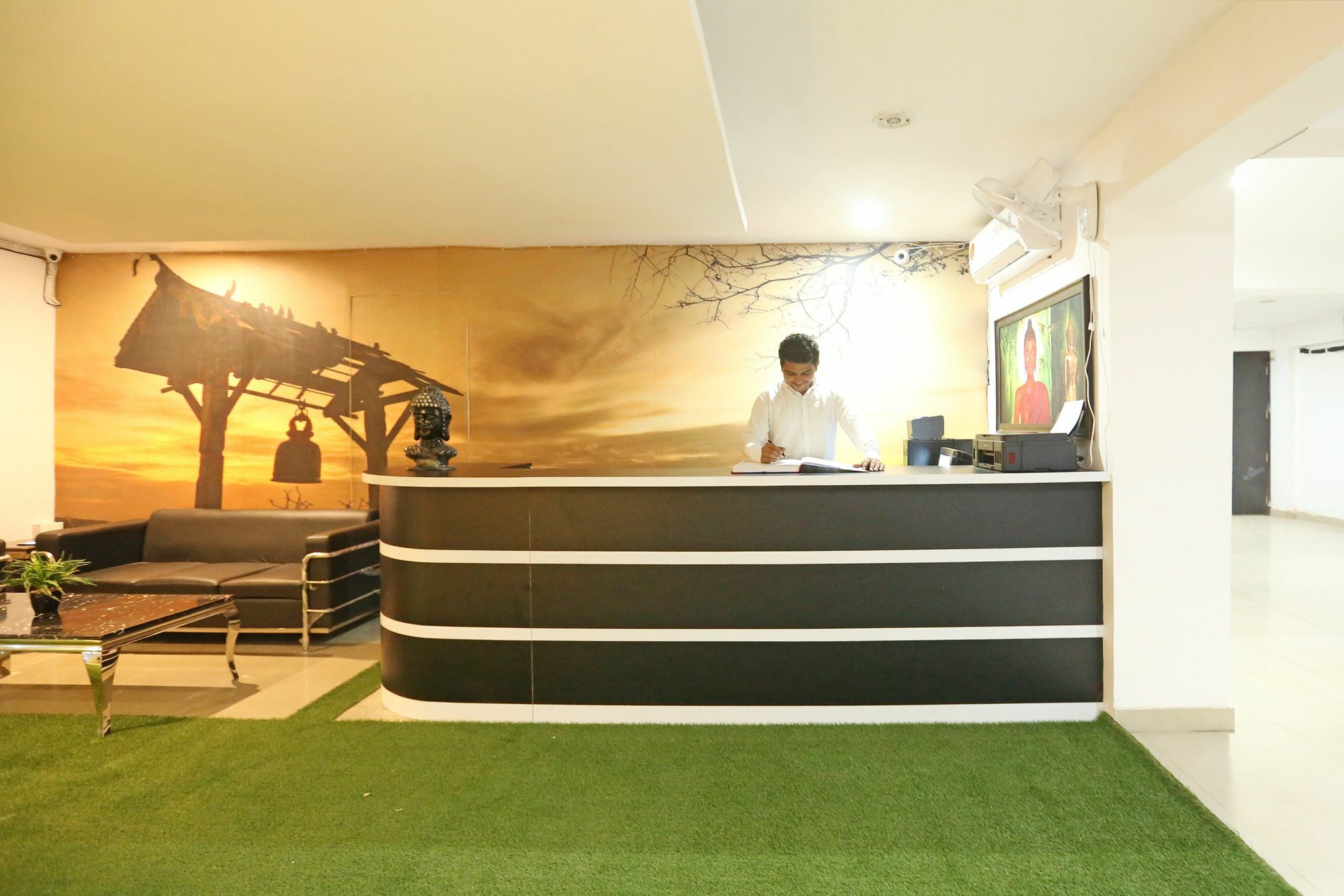 Hotel Oyo 9587 The Royal Crowne 3*