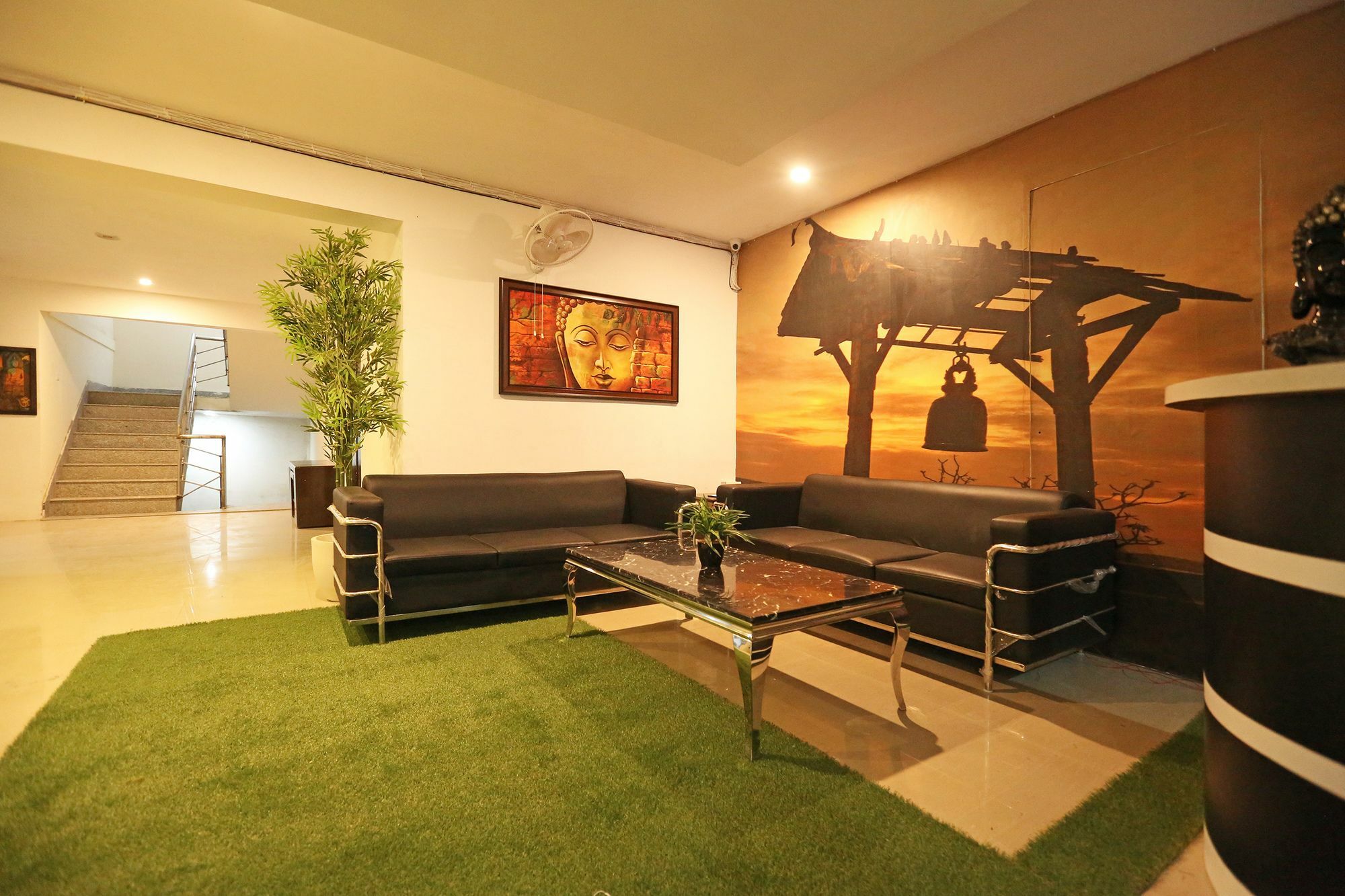 Oyo 9587 The Royal Crowne Hotel 3*