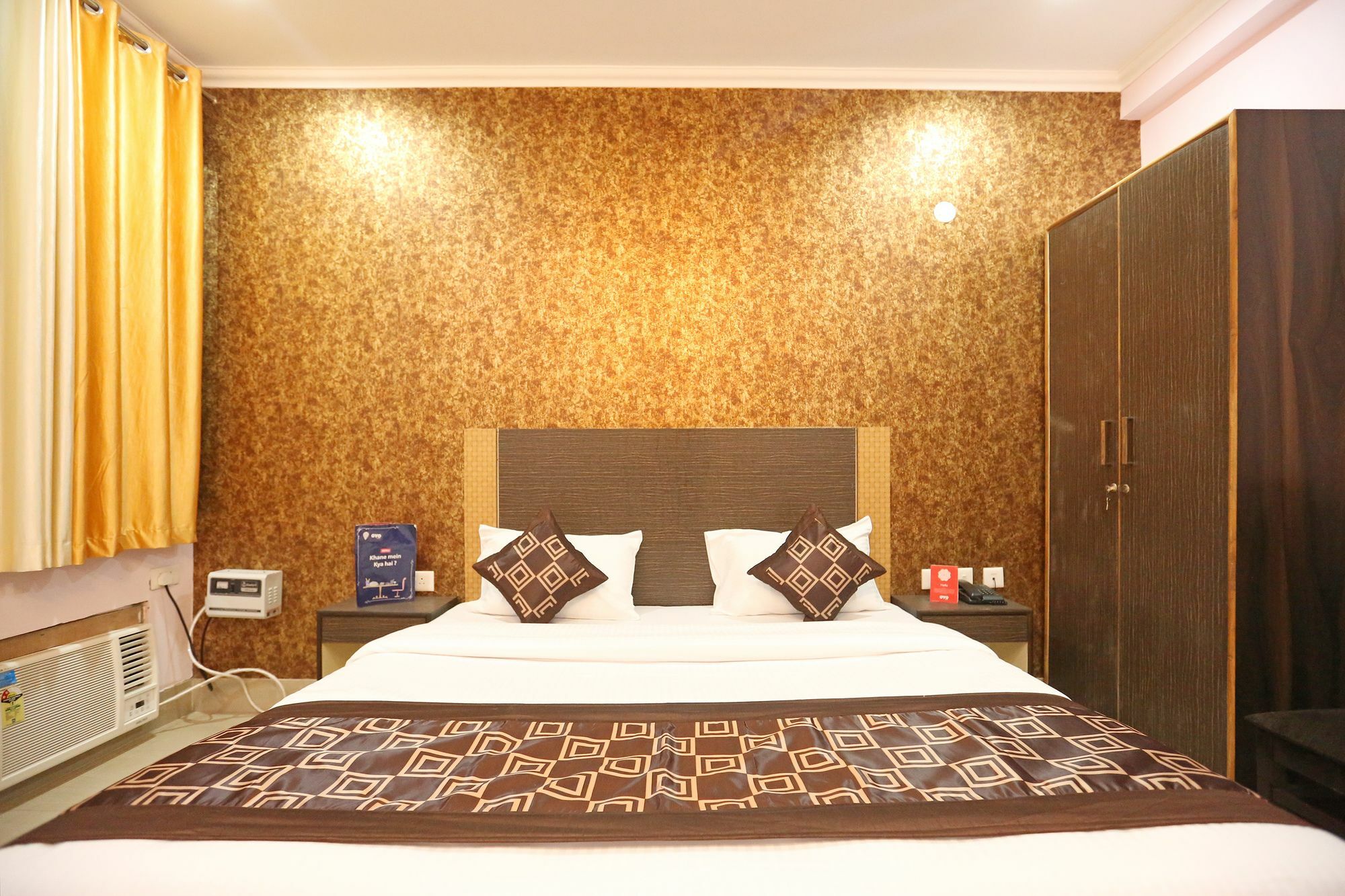 Oyo 9587 The Royal Crowne Hotel 3*