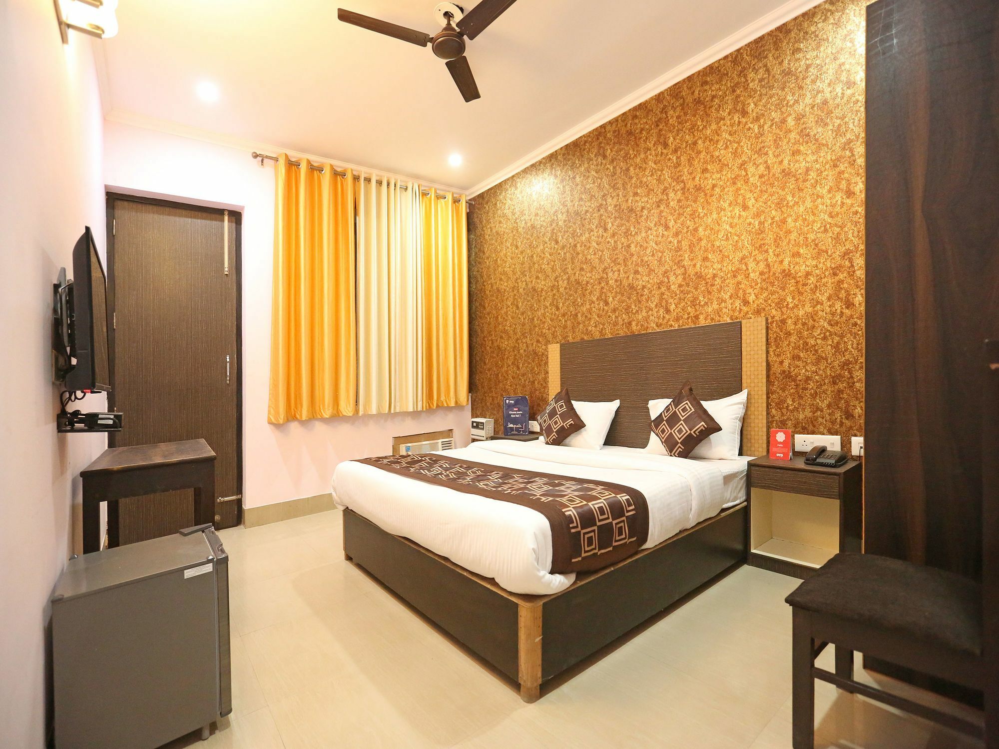 Hotel Oyo 9587 The Royal Crowne 3*