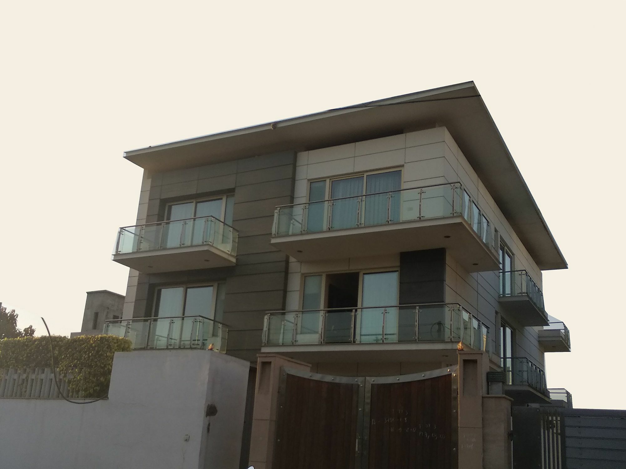 Oyo 13236 W Castle Hotel Gurgaon