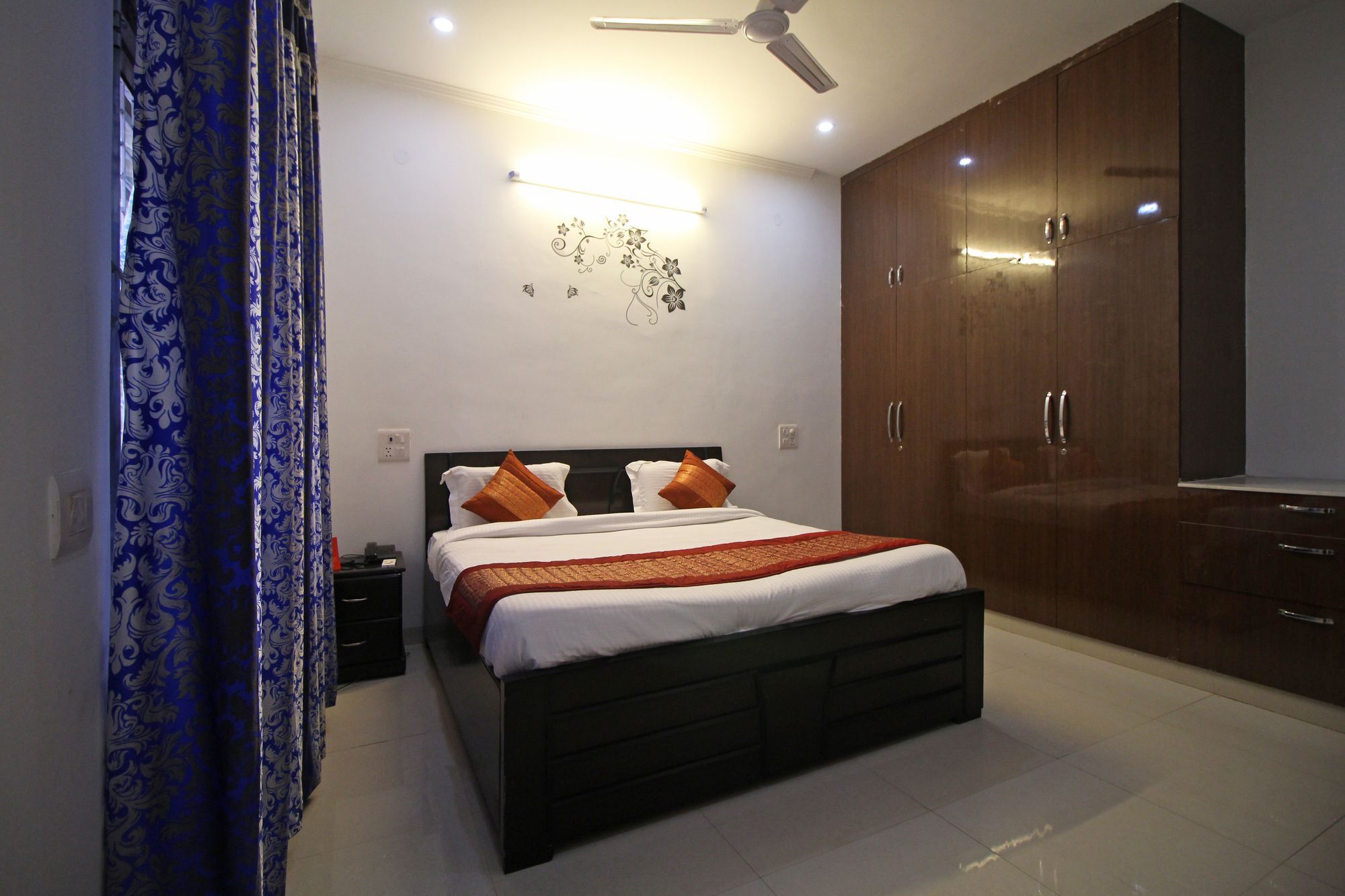 Hotel Oyo 7526 Near Artemis Hospital 2*