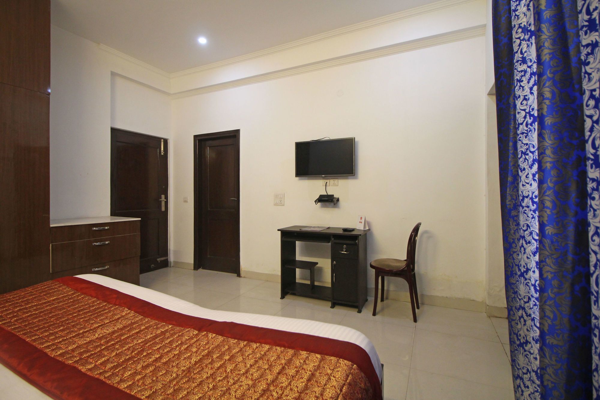 Oyo 7526 Near Artemis Hospital 2*