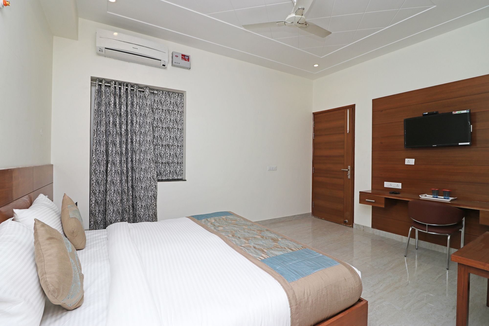 Oyo 10200 The Aroma Residency Hotel Gurgaon