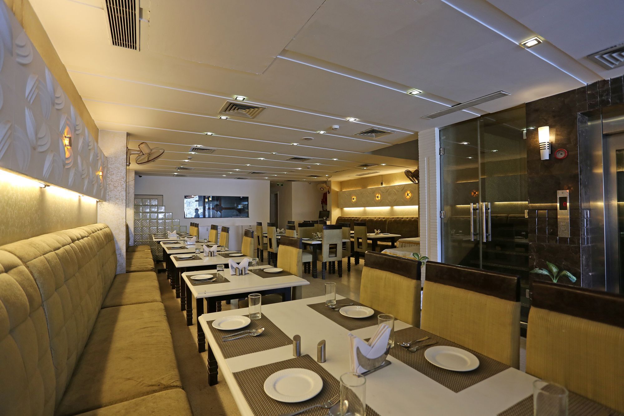 Oyo 10965 Emblem Hotel