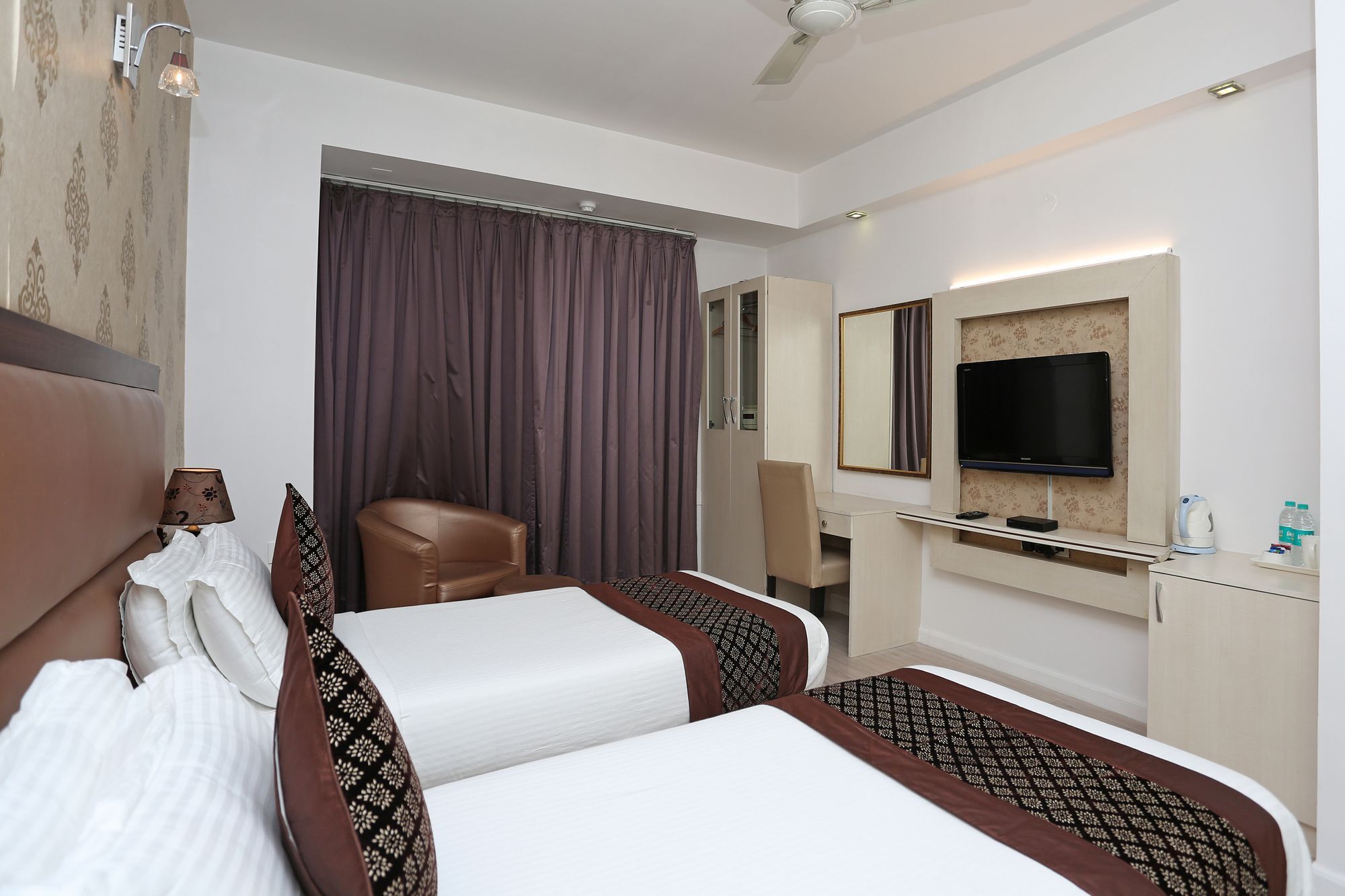 Oyo 10965 Emblem Hotel Gurgaon