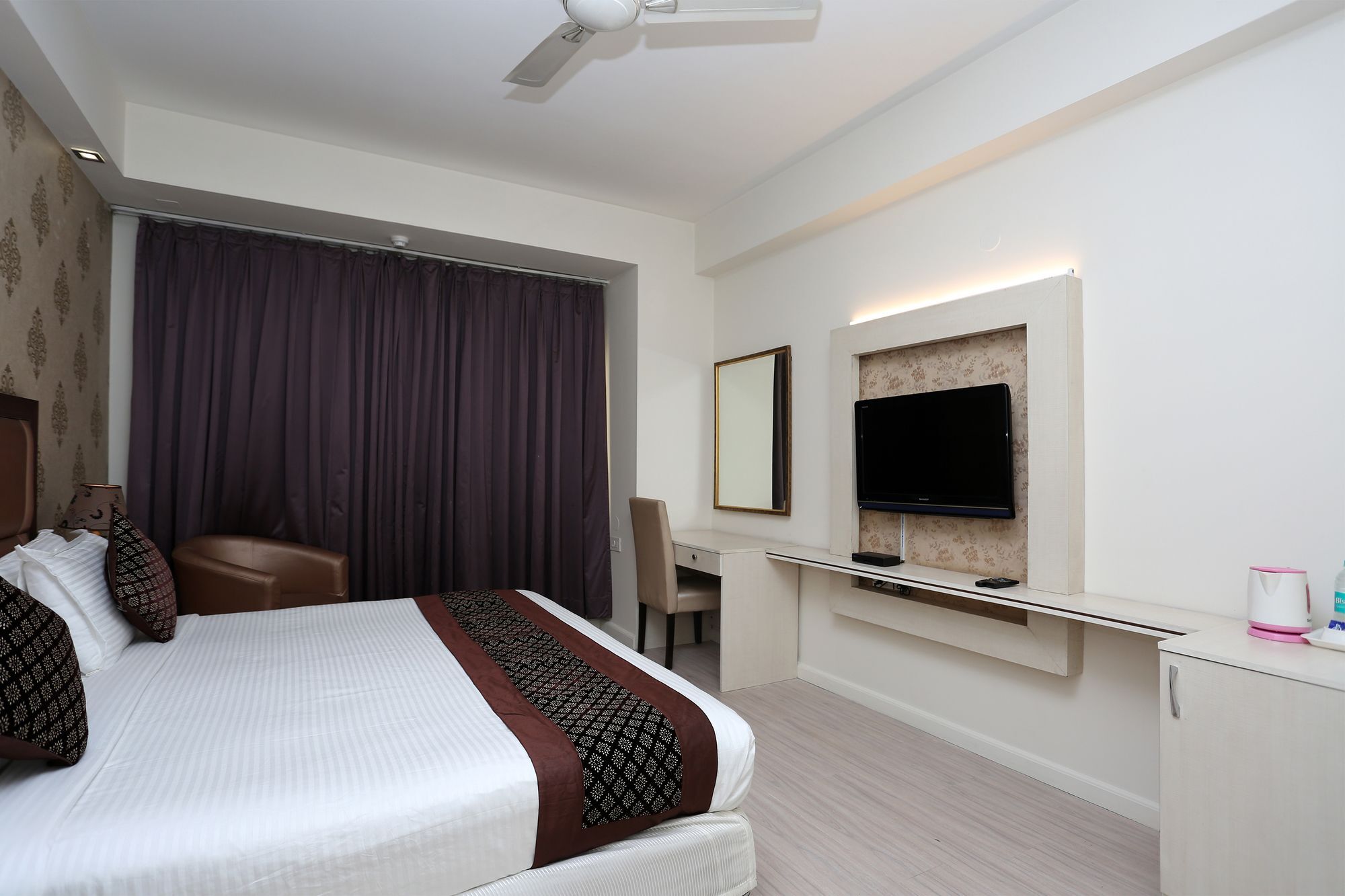 Oyo 10965 Emblem Hotel Gurgaon