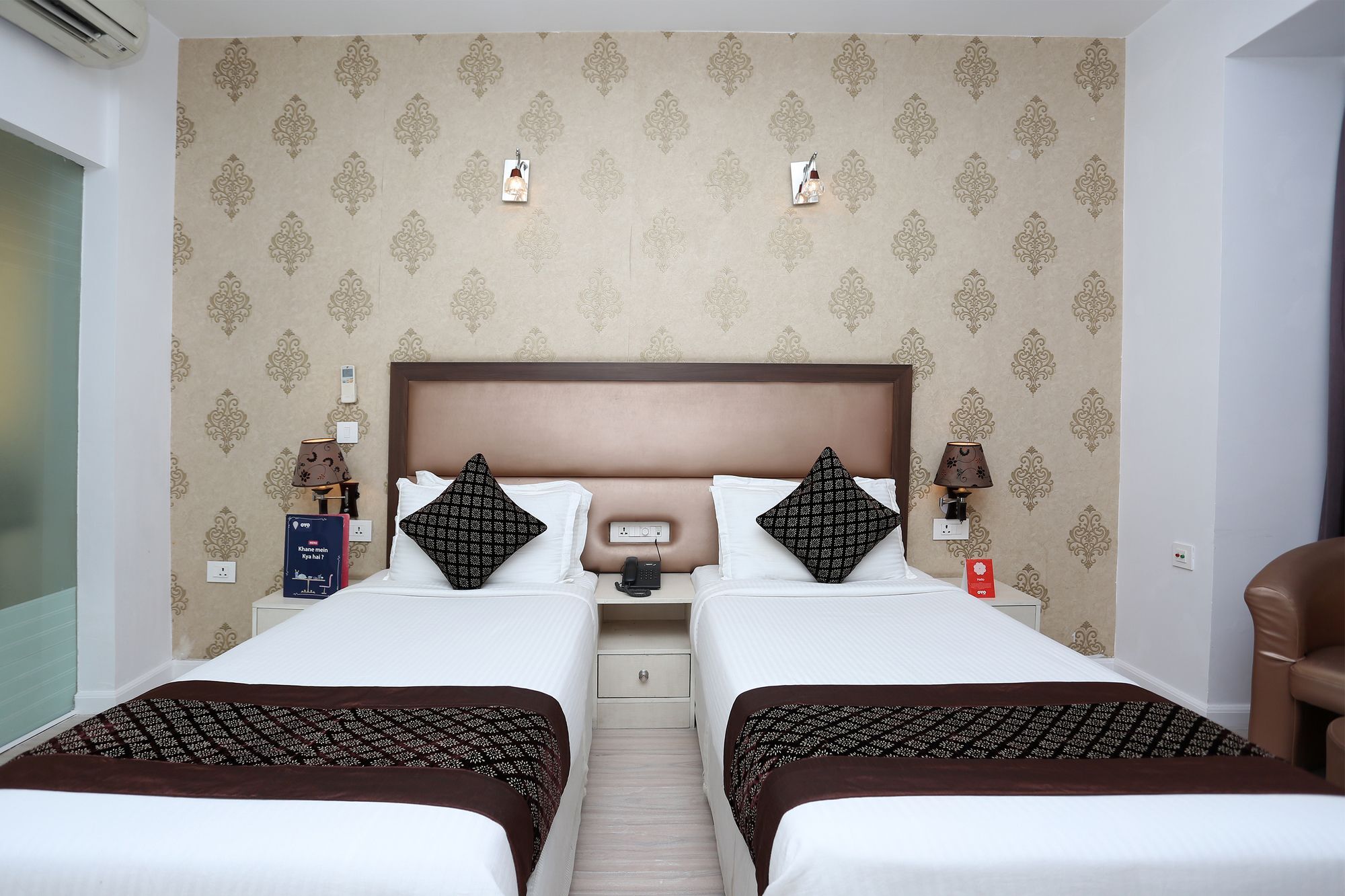 Oyo 10965 Emblem Hotel