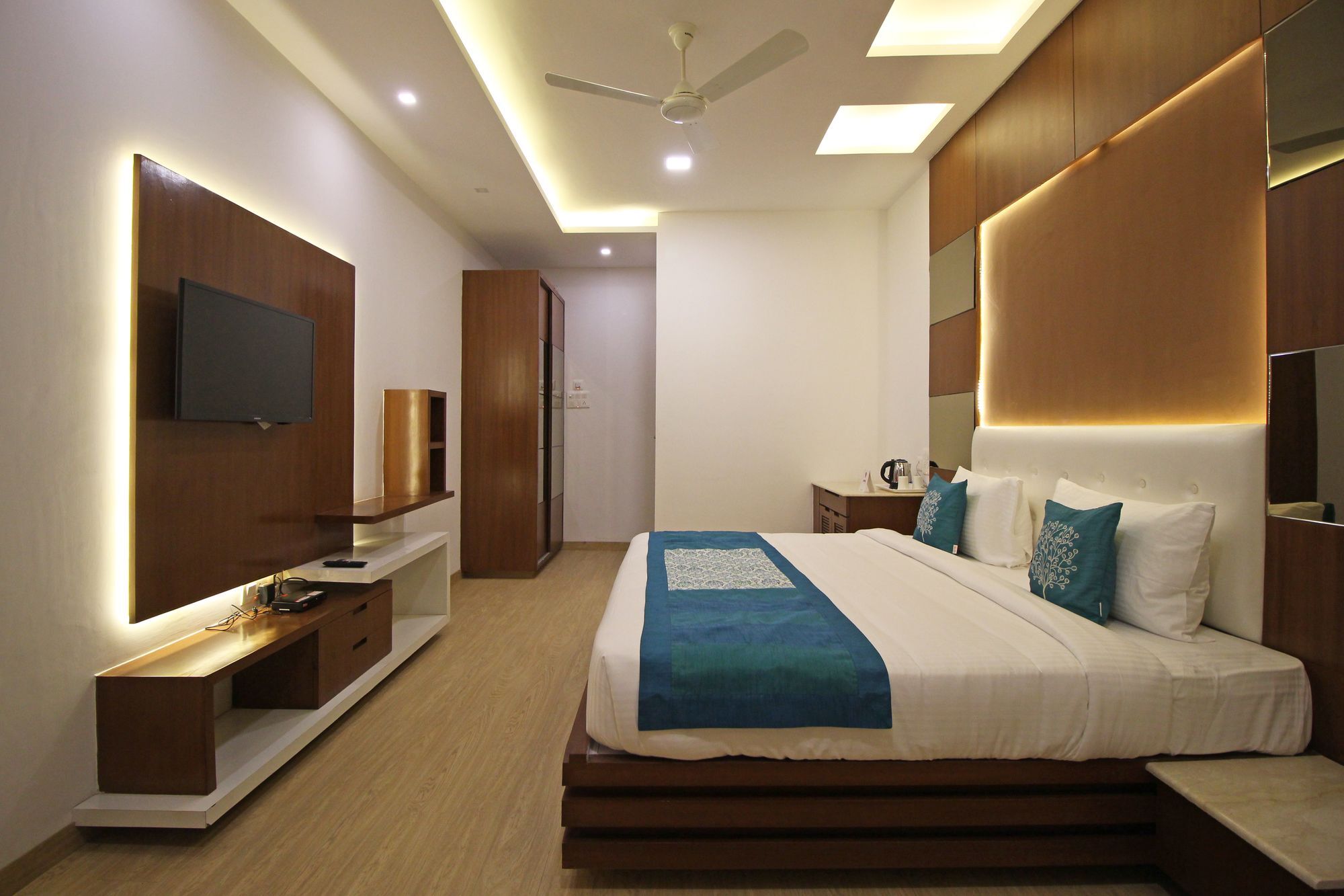 Oyo 6135 The Motif