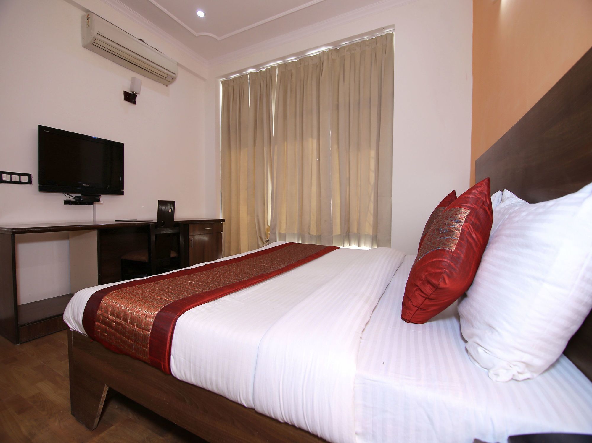 Oyo 13051 Alarians Hotel Gurgaon