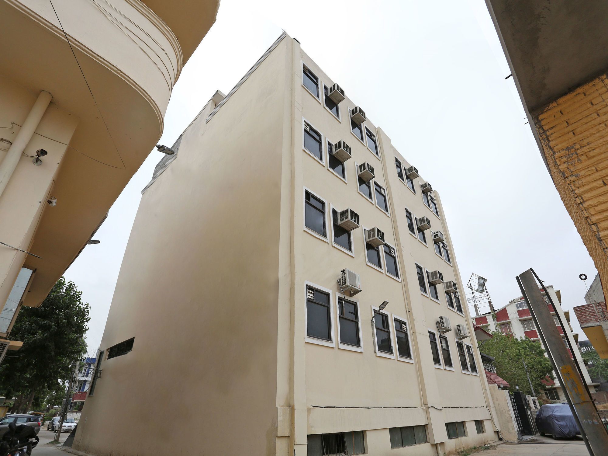 Oyo 15822 Ryan Residency 3*