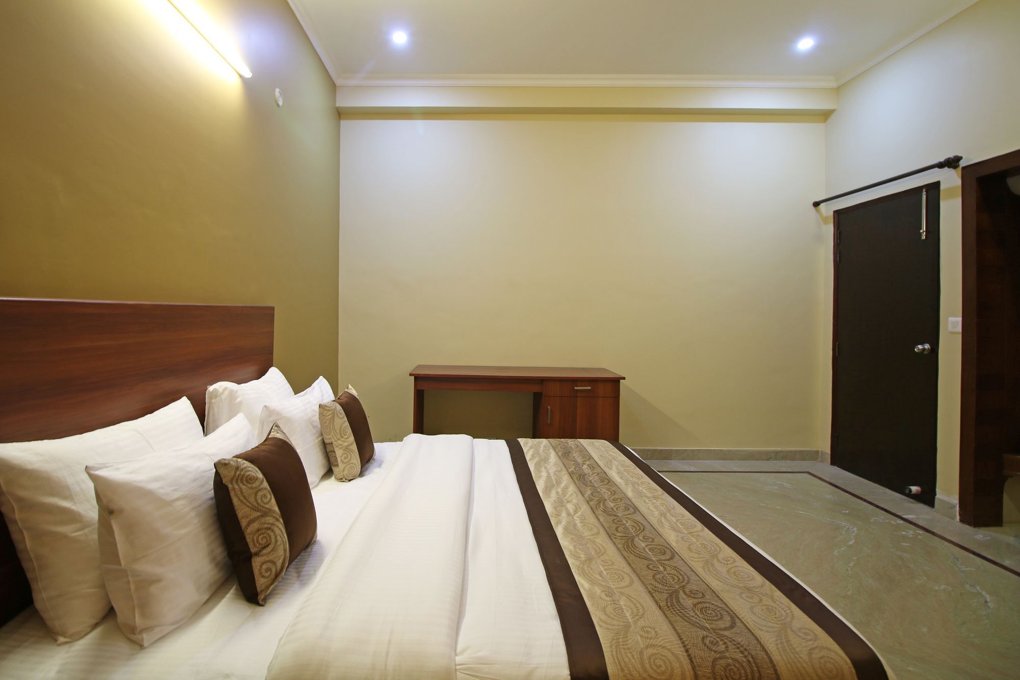 Hotel Oyo 4814 Vatika Residency Gurgaon