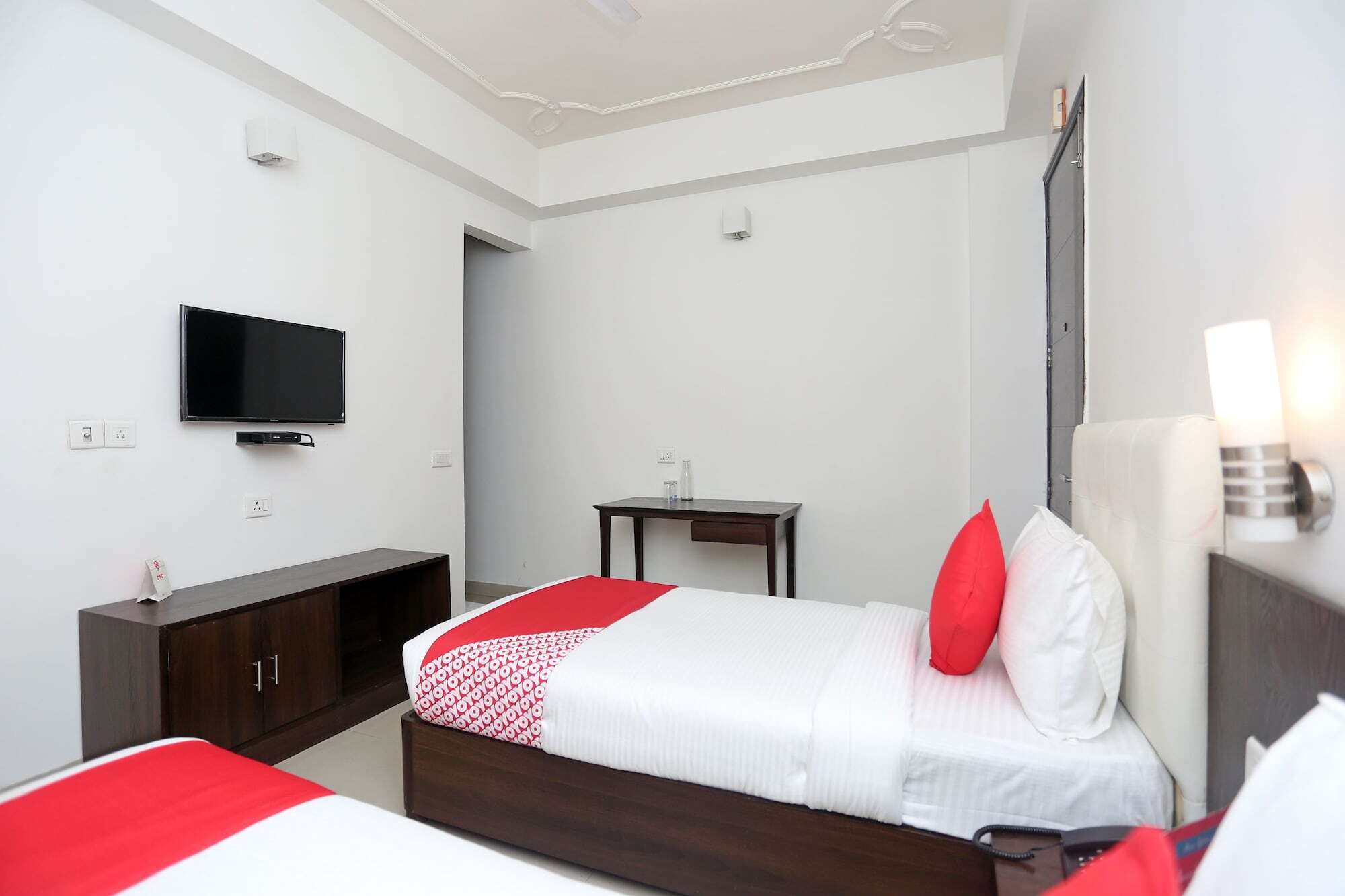 Oyo 18931 Flagship Azad Square Medanta 2*