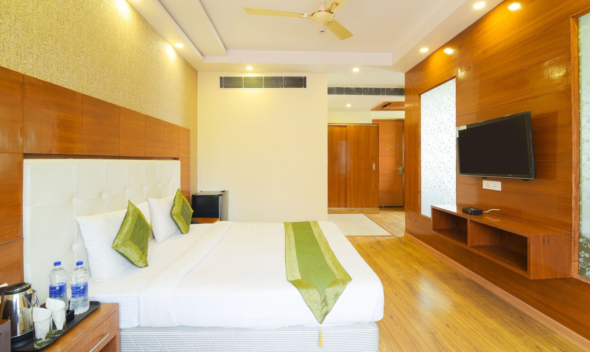 Treebo Q-cent Hotel 3*