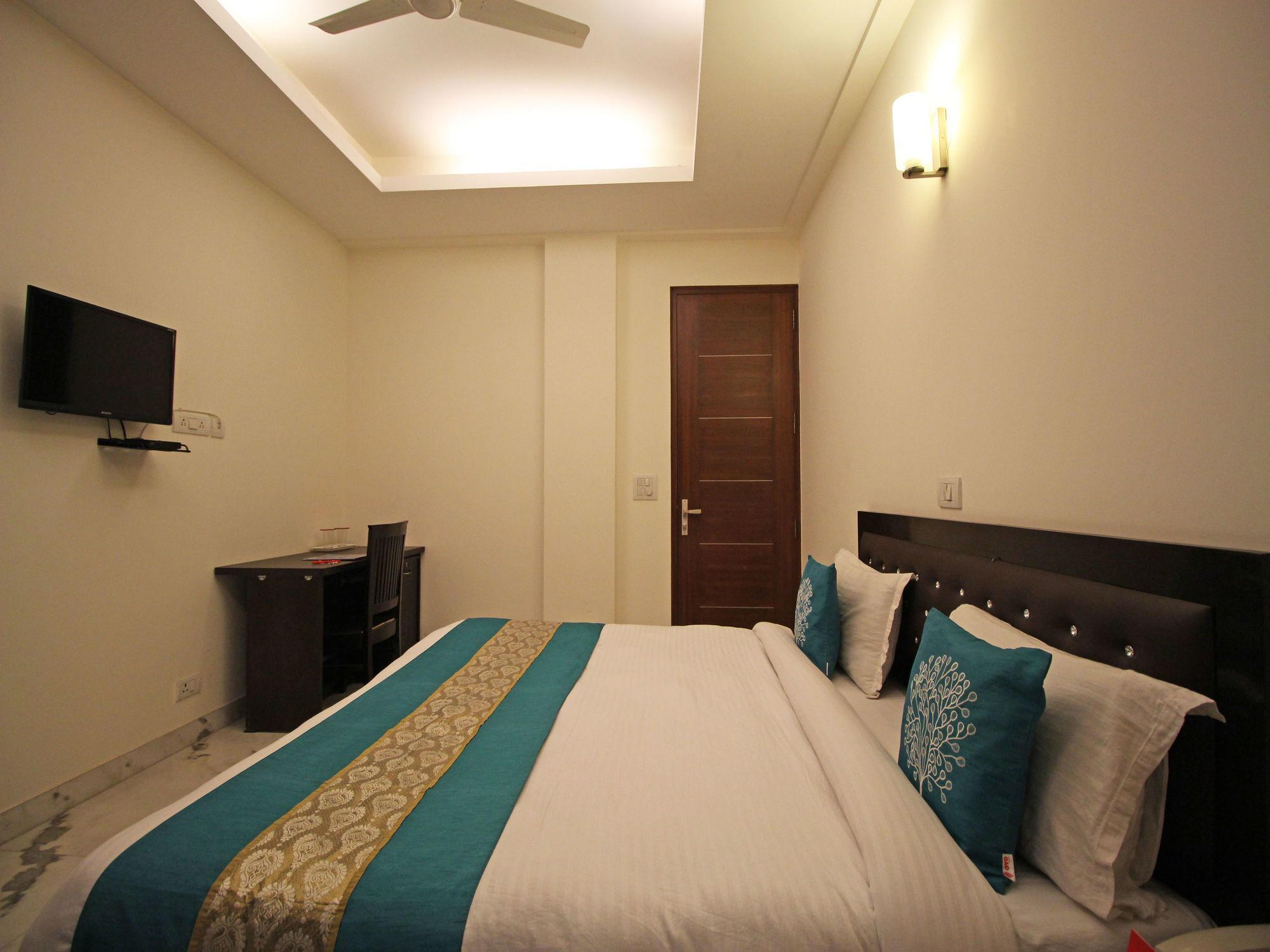 Oyo 5216 Aksh Palace Hotel 2*