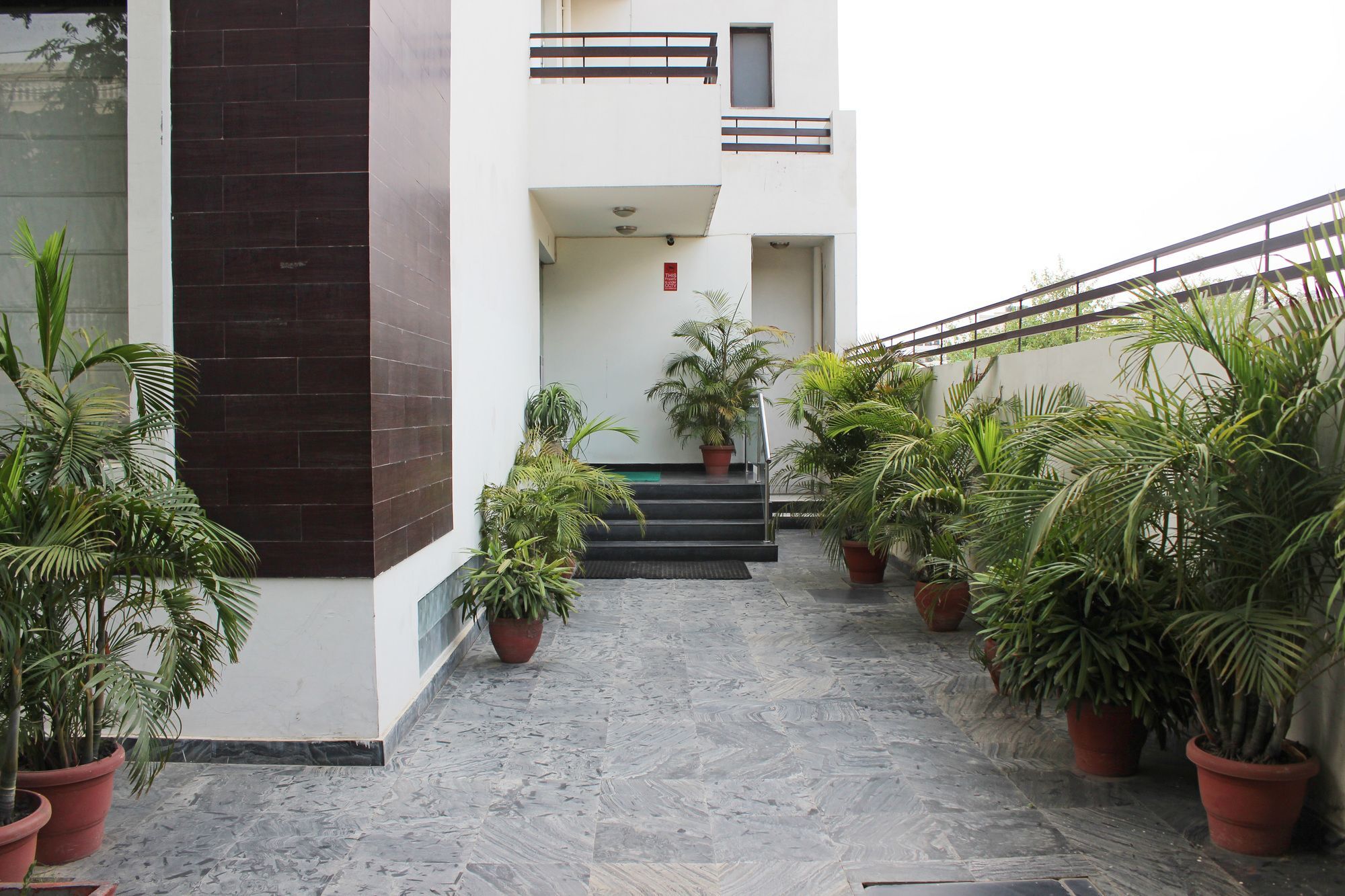 Hotel Oyo 605 Camria Gurgaon