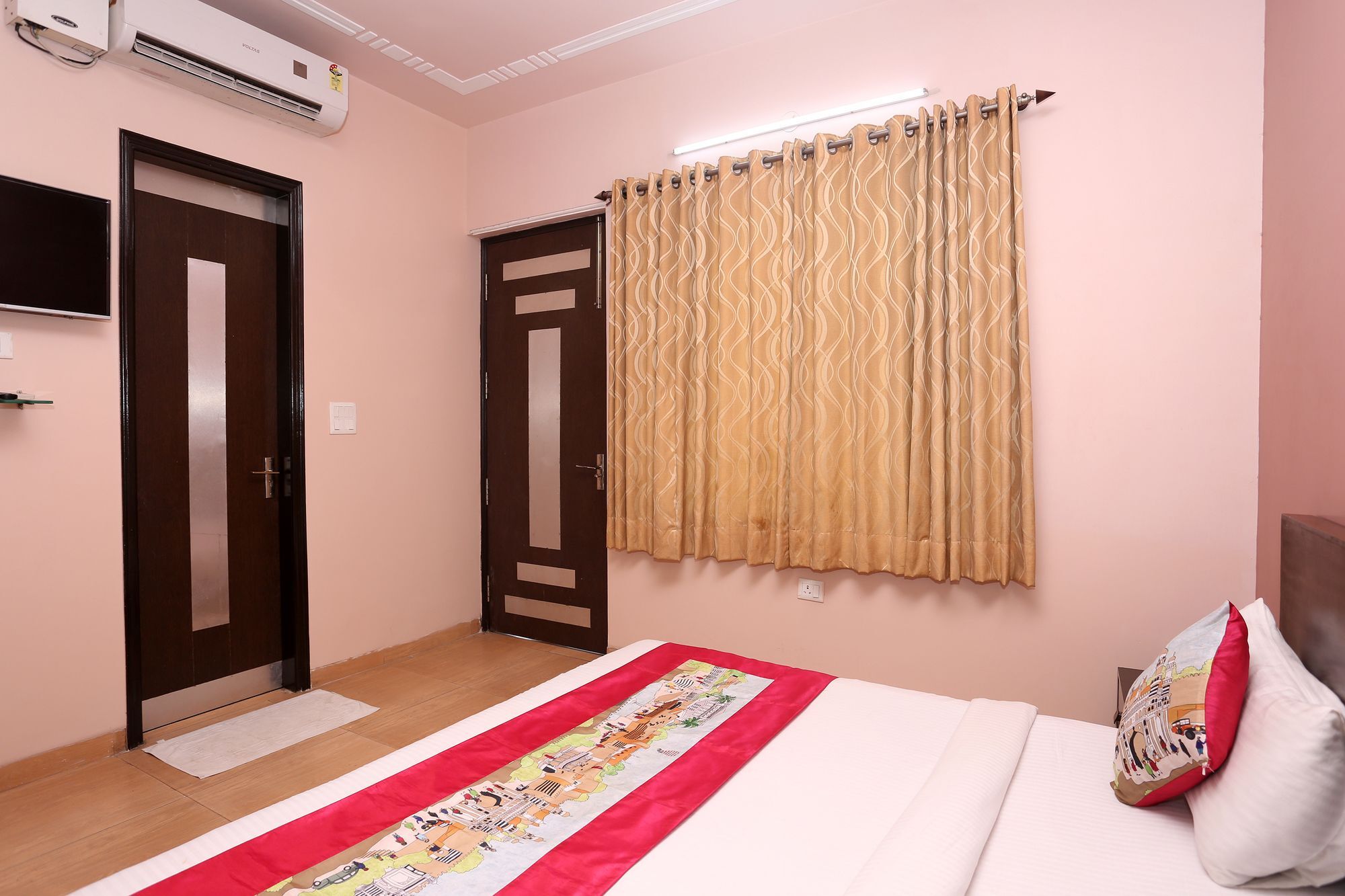 Oyo 9422 Corporate Prime Hotel 2*