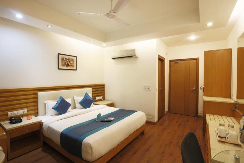 Hotel Fabhotel Grd Dlf Square 3*