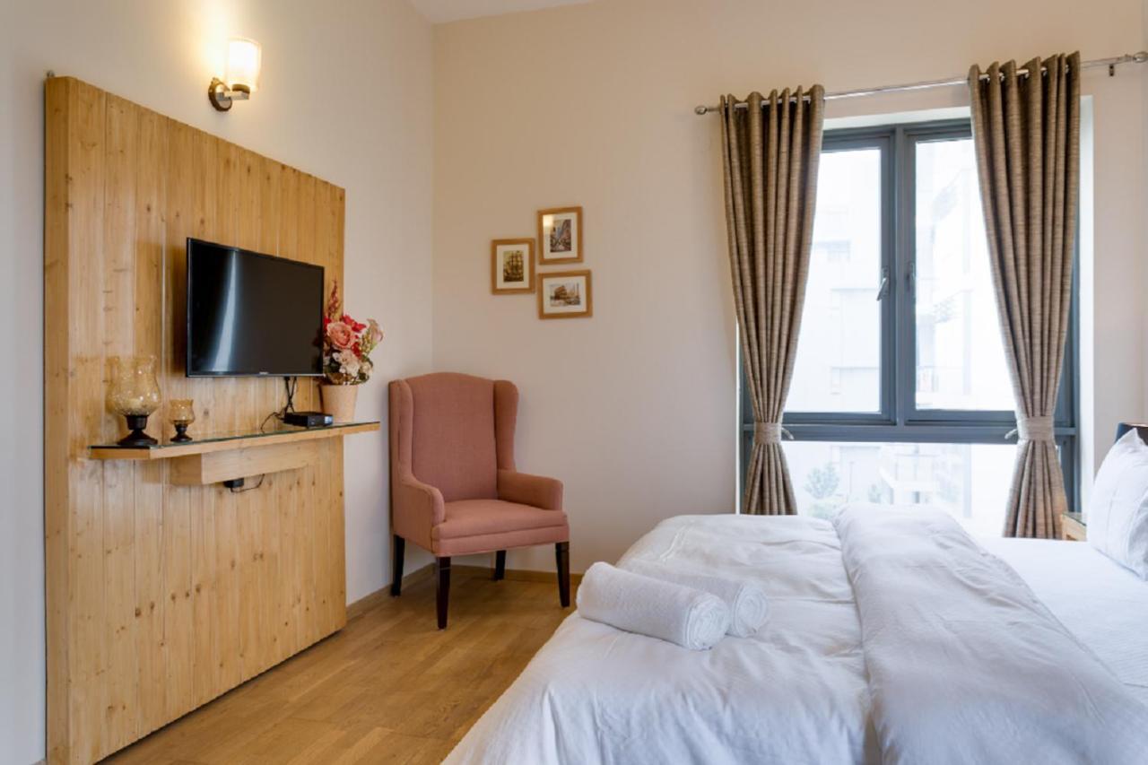 Hostie Eshana - Stylish 2bhk Duplex Near Golf Course Road Apartment