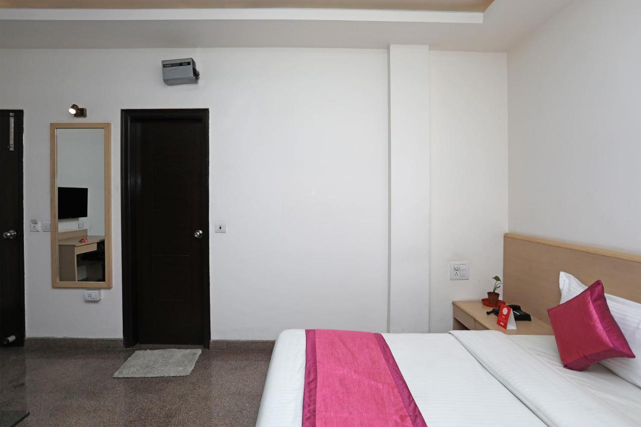 Oyo 10028 Lotus Panache 3*