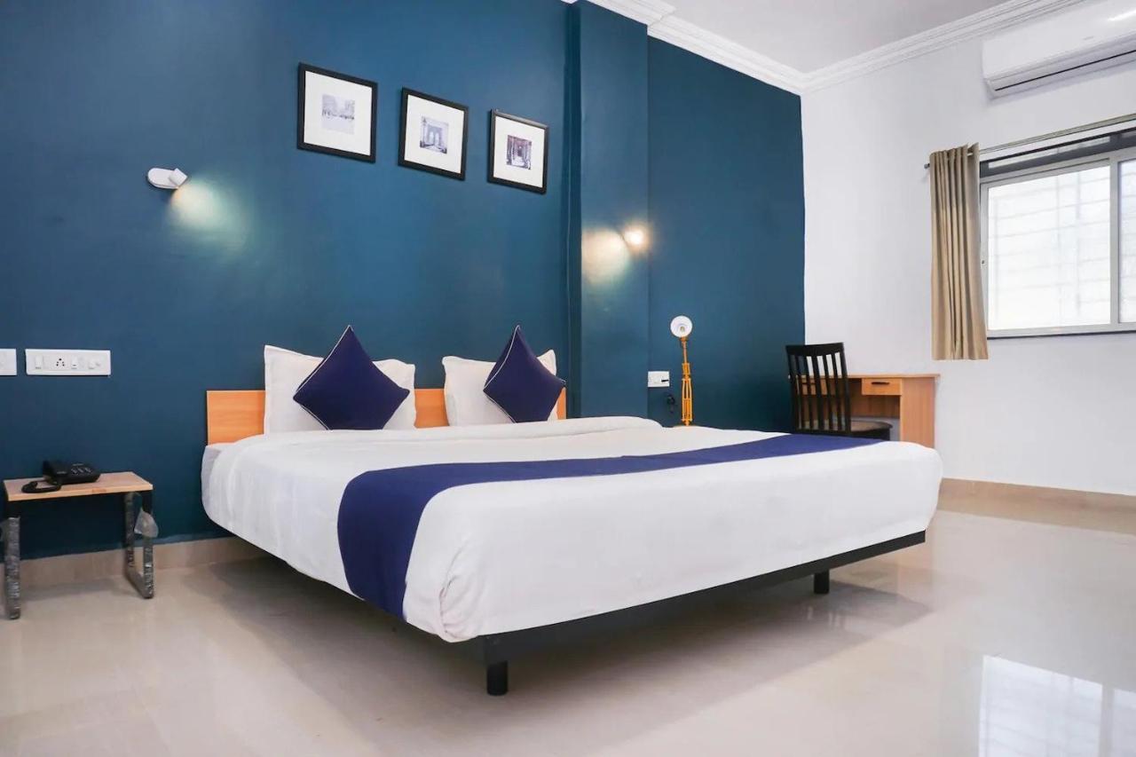 Guest house Aadat Residency