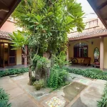Hostie Chinar Haveli - Heritage Home With Pool, Gurgaon