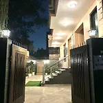 Room With Kitchen Near Golf Course Road