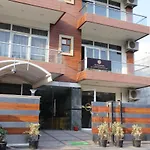 The Sandalwood Hotel I Sec-38 I Near Medanta Medicity Gurgaon