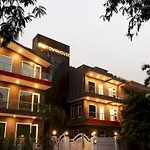 Super Townhouse Galleria Market Near Golf Course Road