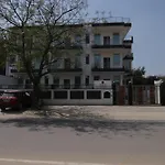 Hotel Leaf 9, Cyber City Near Ambience Mall