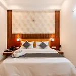 The Lodgers Hotel Near Medanta Hospital Sector 38