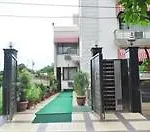 Oyo Rooms Golf Course Road II
