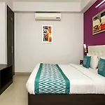 Oyo 8536 Azad Sqaure