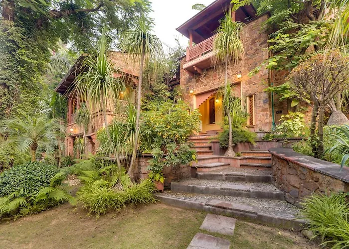 Hostie Chinar Haveli - Heritage Home With Pool, Gurgaon