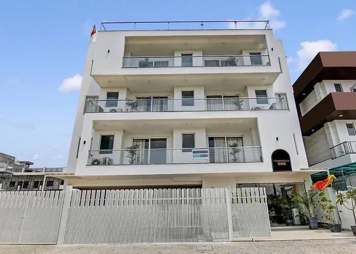 Townhouse Oak Mintstayz Sector 52 Near Artemis Hospital