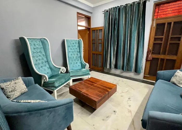 Entire Floor 2Bhk With Full Kitchen Near Medanta Hospital