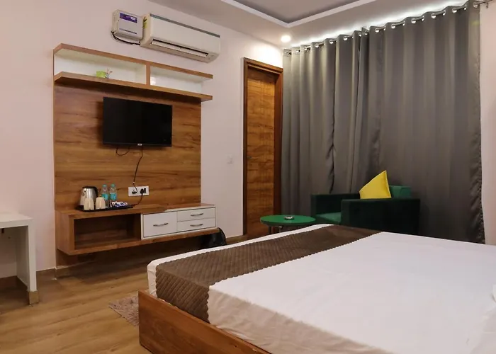 The Sandalwood Hotel I Sec-38 I Near Medanta Medicity Gurgaon