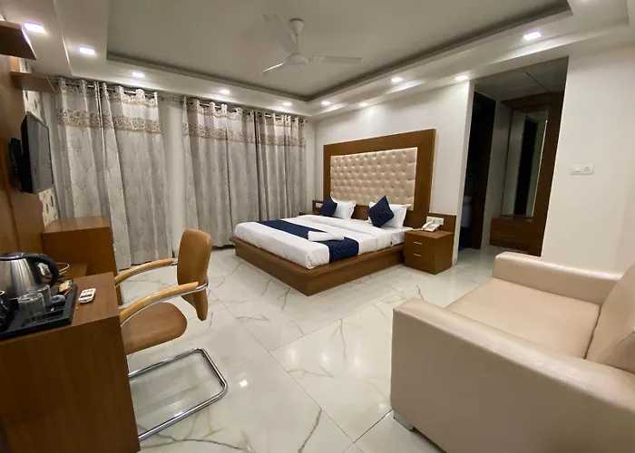 Hotel Leaf 9 Boutique, Near Golf Course Road And Galleria Market