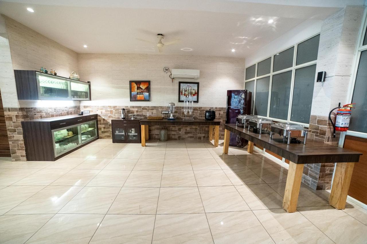 Hotel Saavi Golf Course Gurgaon